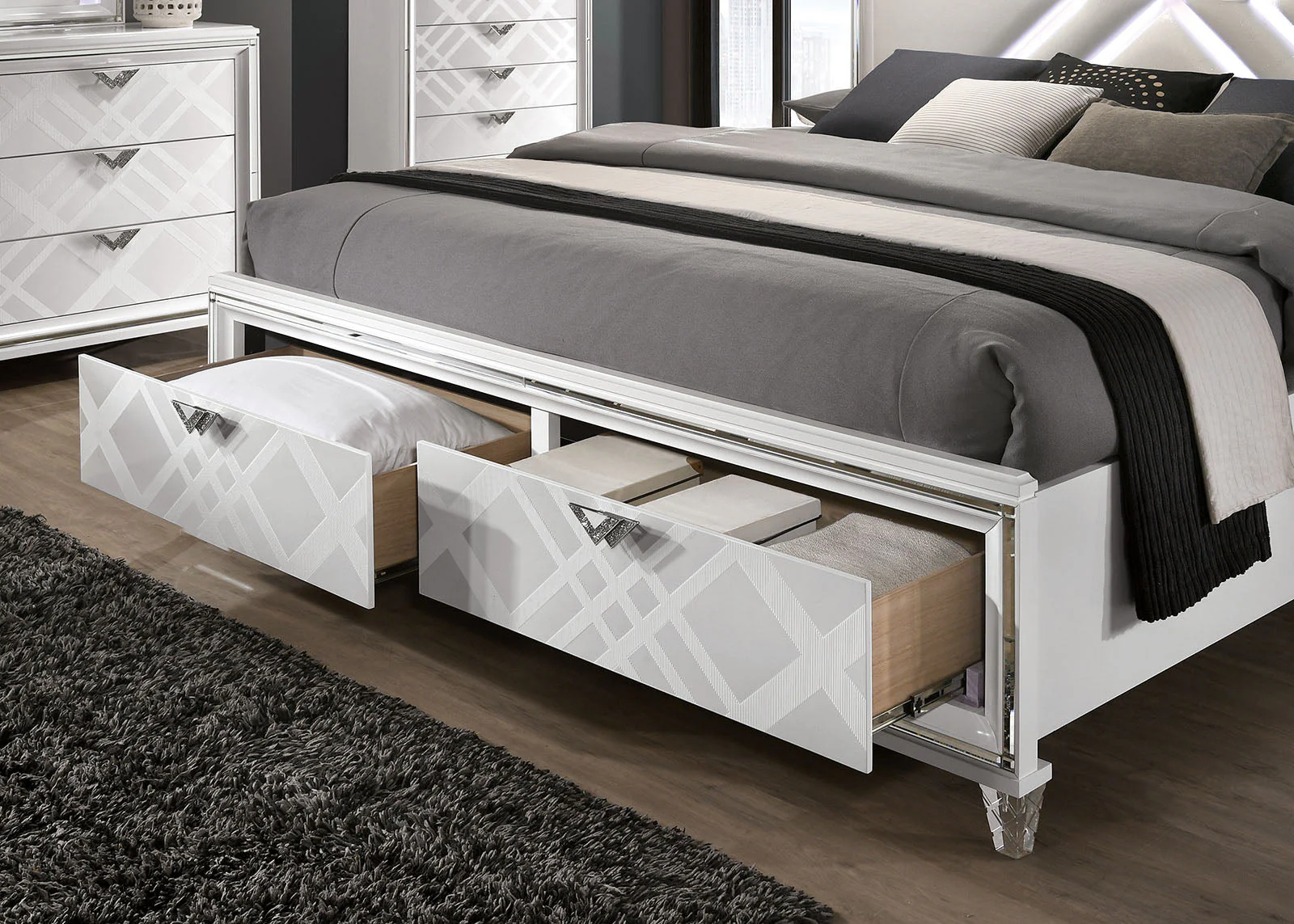 Emmeline White 4-Piece Queen Bedroom Set - Image 4