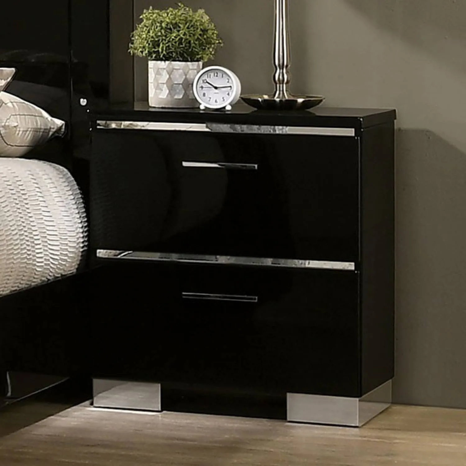 Erlach Black/Chrome 5-Piece Queen Bedroom Set - Image 3
