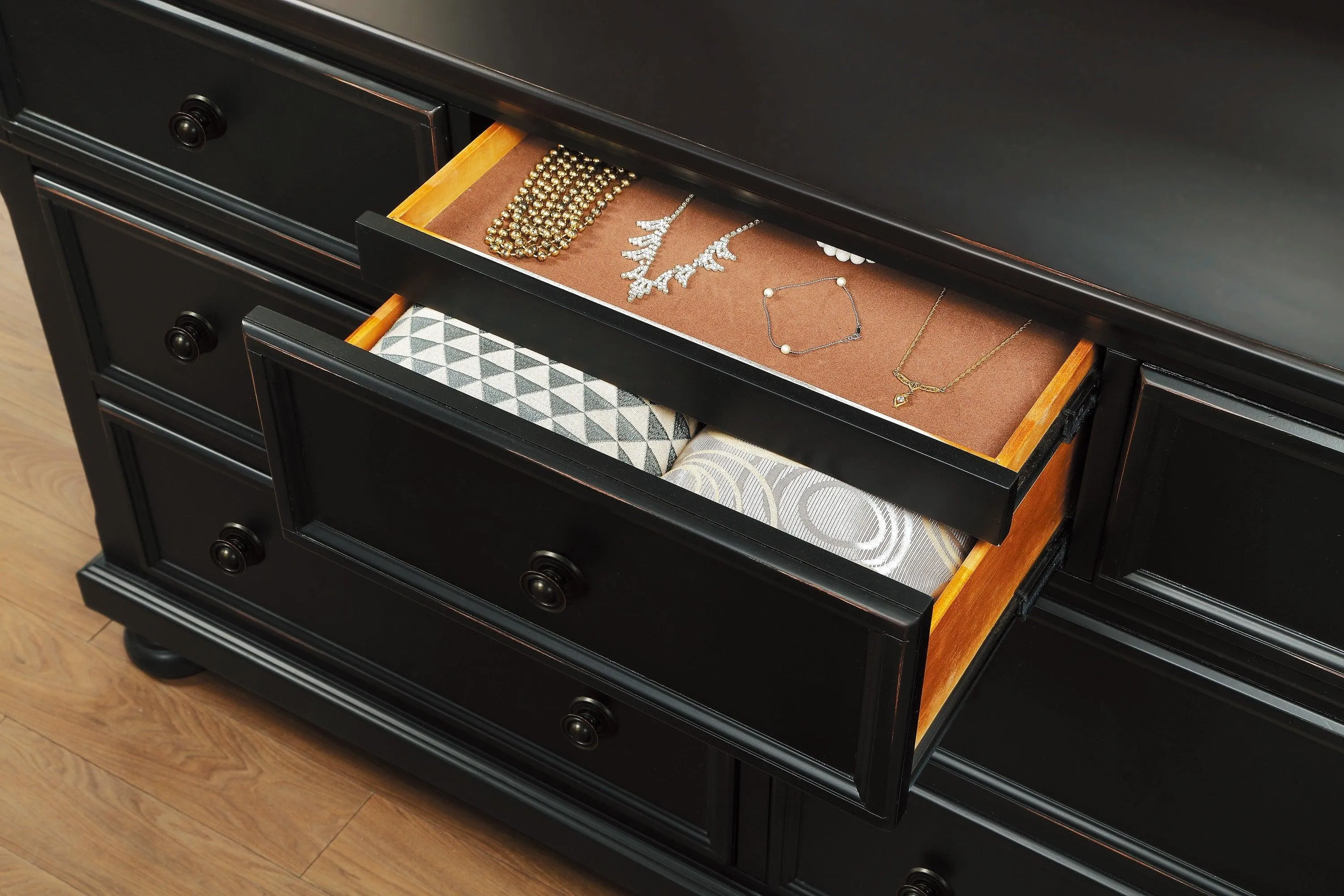 Laurelin Black Dresser - Image 6