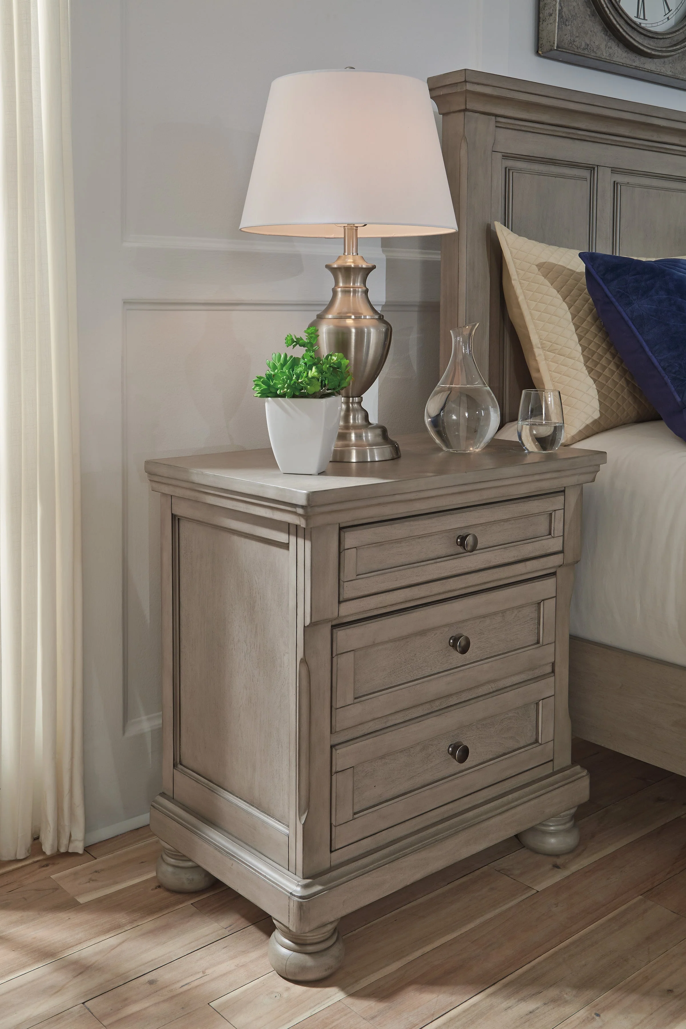 Lettner Light Gray Sleigh Storage Platform Bedroom Set - Image 5