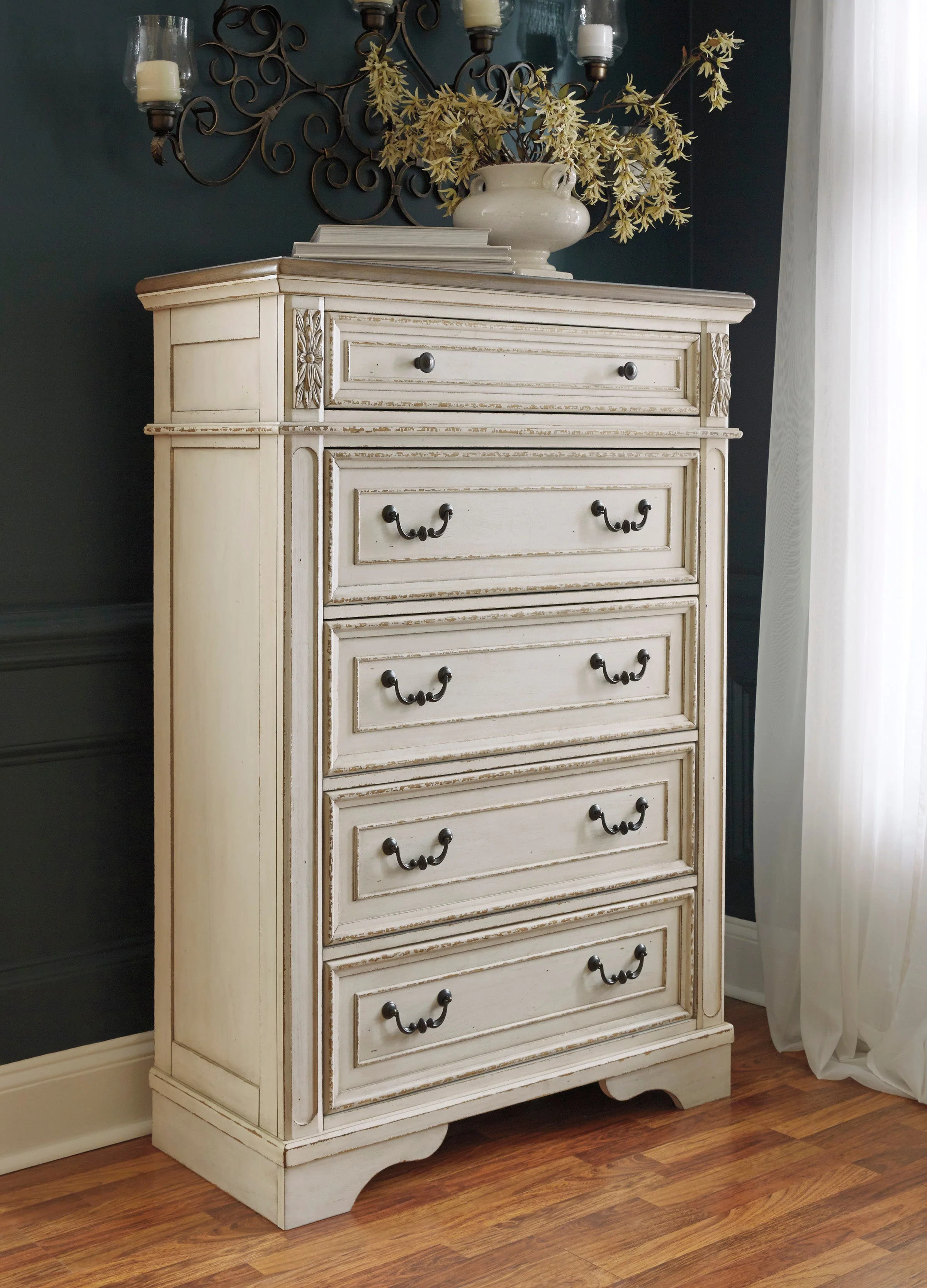 Realyn Chipped White Upholstered Sleigh Bedroom Set - Image 17